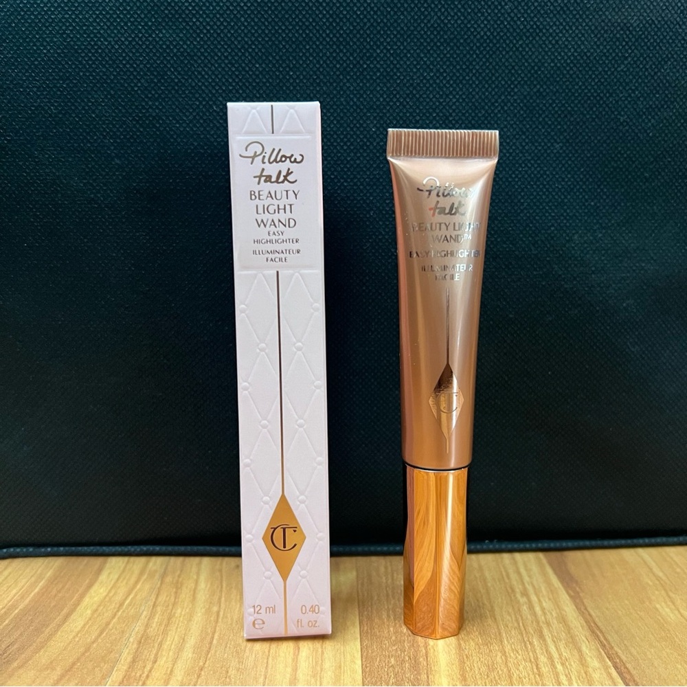 CHARLOTTE TILBURY BEAUTY LIGHT
WAND - PILLOW TALK MEDIUM